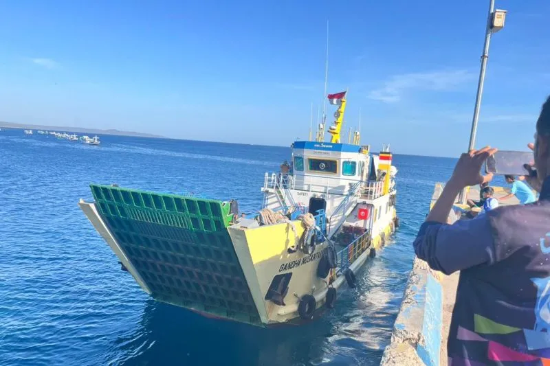 Kapal rede yang berlabuh di pelabuhan NBS
