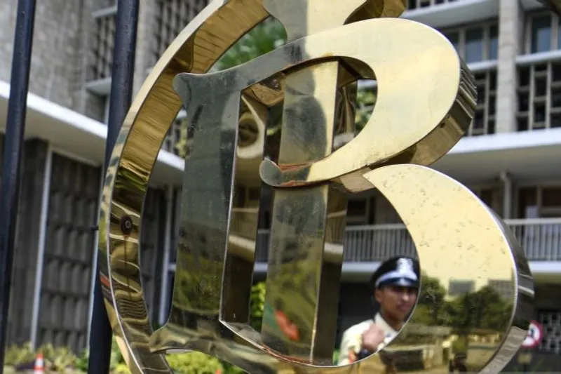 Petugas keamanan melakukan penjagaan di kawasan Gedung Bank Indonesia