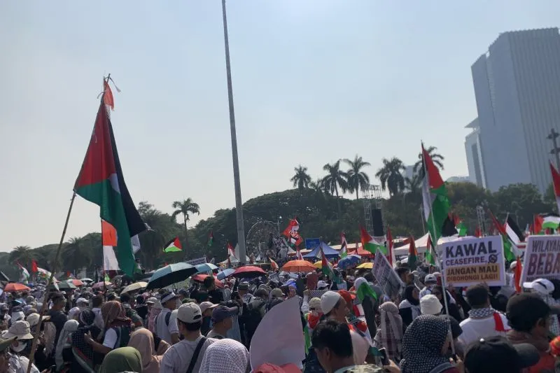 Ribuan warga mengikuti aksi bela Palestina bertajuk Indonesia Tolak Genosida di kawasan Patung Kuda