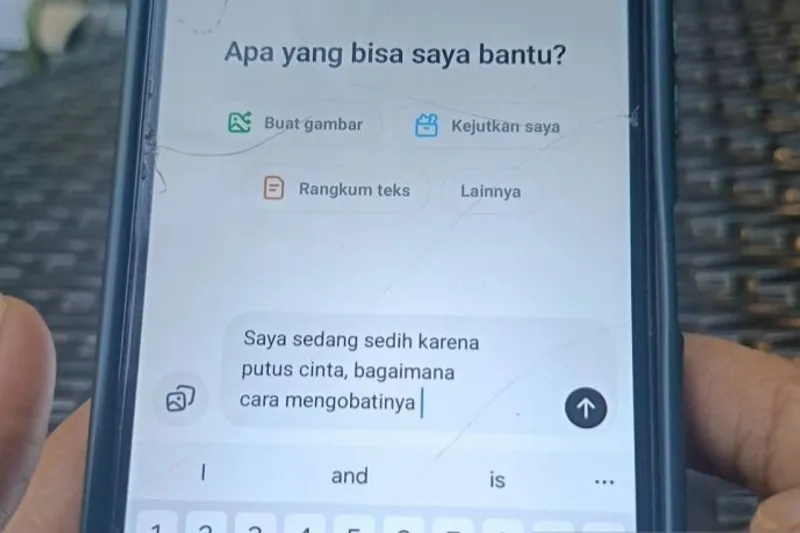 Seseorang tengah curhat dengan aplikasi AI pada ponsel pintarnya