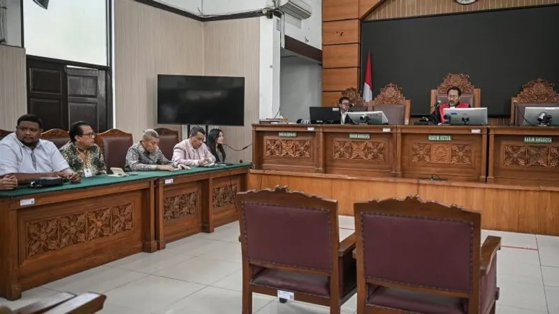 Hakim tunggal I Ketut Darpawan (kanan) memimpin jalannya sidang putusan praperadilan Nadiem Makarim