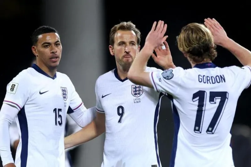 Harry Kane (tengah) melakukan selebrasi setelah mencetak gol saat Inggris menang 5-0 atas Latvia