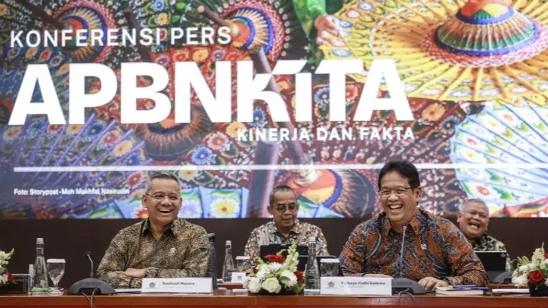 Menteri Keuangan Purbaya Yudhi Sadewa (kanan) bersama Wakil Menteri Keuangan Suahasil Nazara