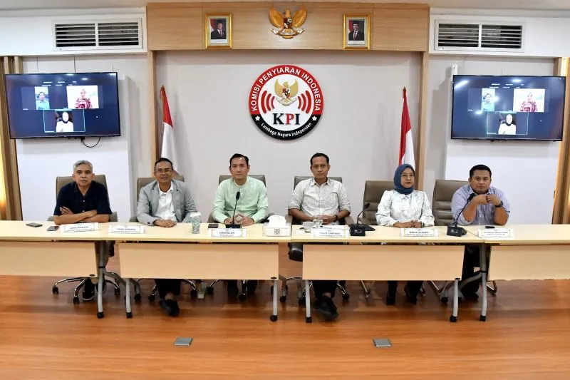 Komisi Penyiaran Indonesia (KPI) Komisi Penyiaran Indonesia (KPI) menjatuhkan sanksi penghentian sementara pada program siaran "Xpose Uncensored" yang ditayangkan oleh Trans7. ANTARA/HO-Komisi Penyiaran Indonesia