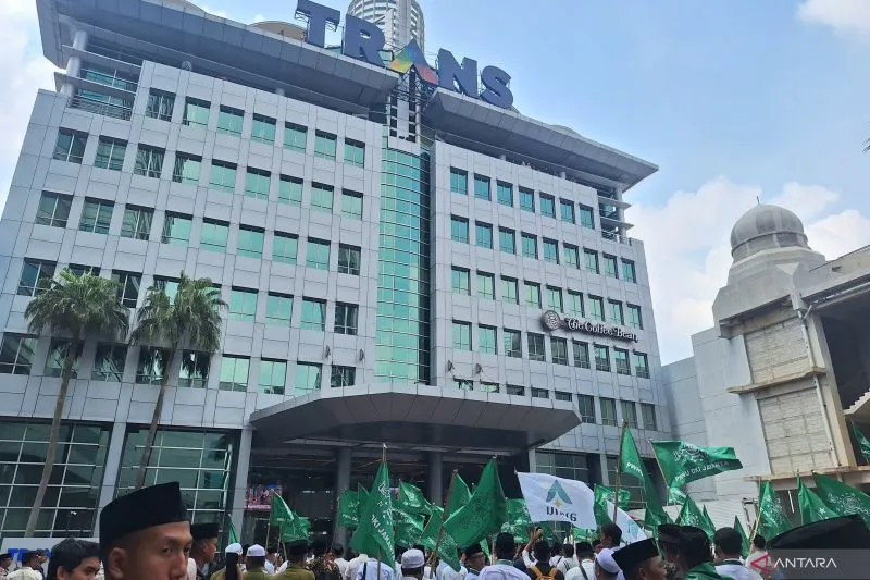 Pengunjuk rasa dari PWNU DKI Jakarta dan alumni pesantren memadati halaman gedung Trans7