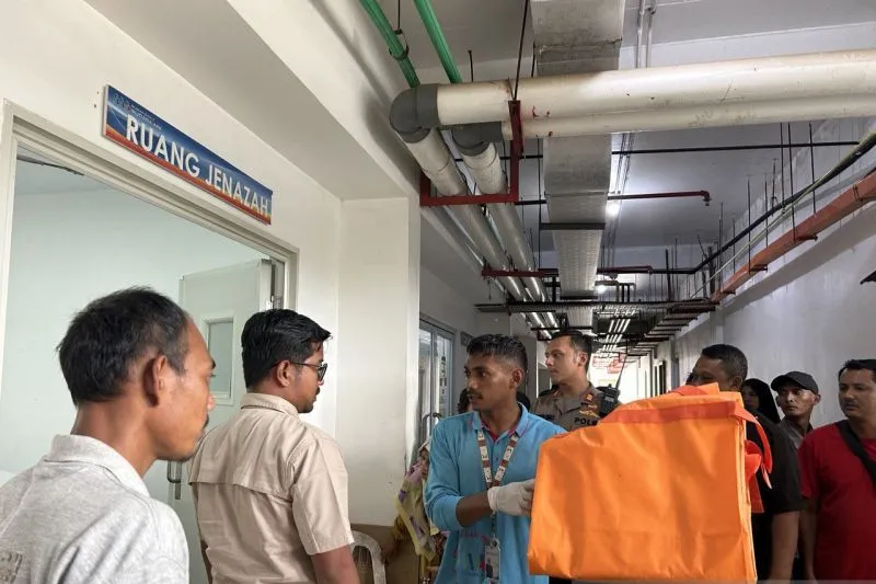 Petugas kamar mayat RS Mutiara Aini Batam menyiapkan kantong jenazah untuk korban kapal terbakar