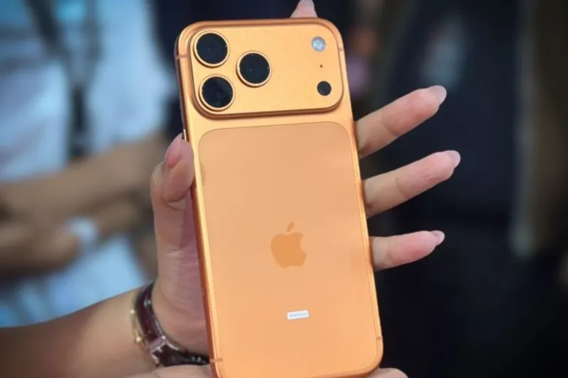 iPhone 17 Pro Max yang diunboxing