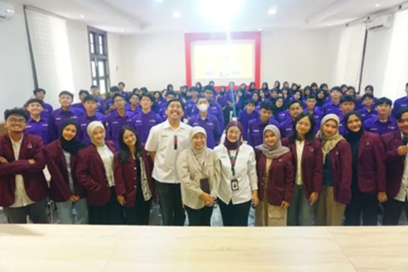 071025-Foto Abdimas SMKN 2 Bdg1 Tim program Abdimas, FKS Telkom University berfoto bersama siswa SMKN 2 Bandung seusai pelatihan bertema “Content Creator – Personal Branding is a Must! Bangun Citra Diri Melalui Konten”dan “Algorithm Whisperer: Tips Unik Biar Videomu Viral!” di Bandung, 7 Oktober 2025. IVOOX.ID/dokumentasi