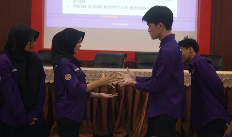 071025-Foto Abdimas SMKN 2 Bdg2 Para siswa DKV SMKN 2 Bandung melakukan ice breaking dengan bermain tebak kata berdasarkan materi yang sudah disampaikan. IVOOX.ID/dokumentasi tim abdimas