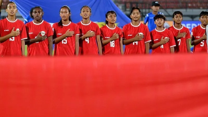 Timnas Indonesia Putri U-17 menyanyikan lagu Indonesia Raya