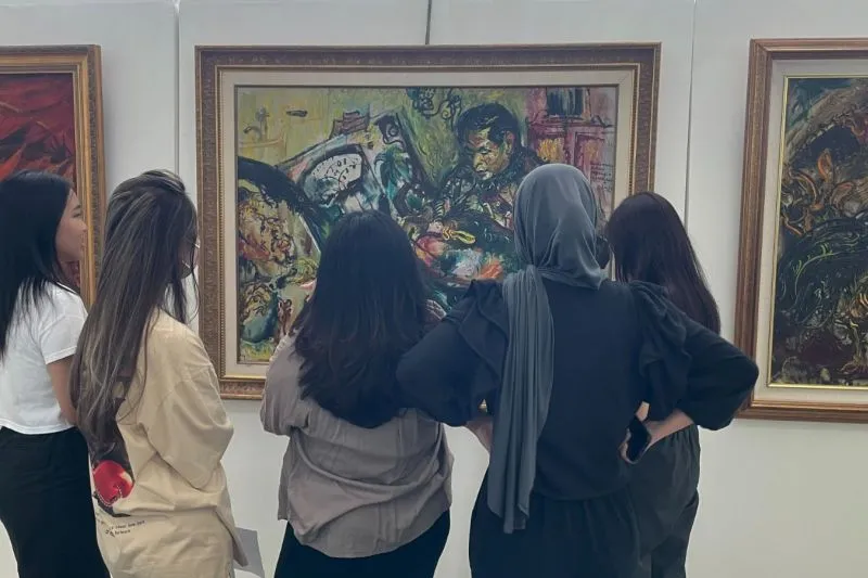 Sejumlah orang menyaksikan lukisan di Museum Universitas Pelita Harapan (MUPH)