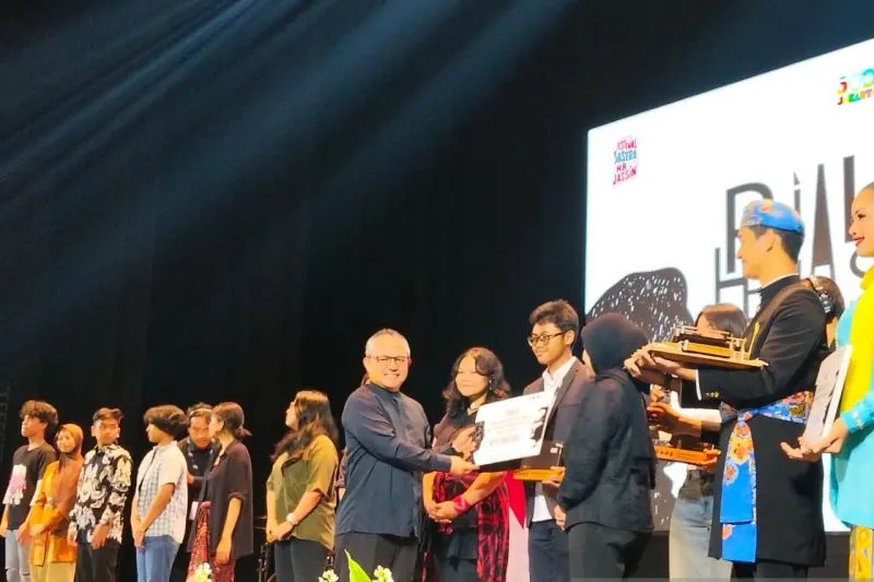 Penyerahan hadiah pada pemenang lomba musikalisasi puisi dalam Malam Anugerah Piala H.B. Jassin 2025