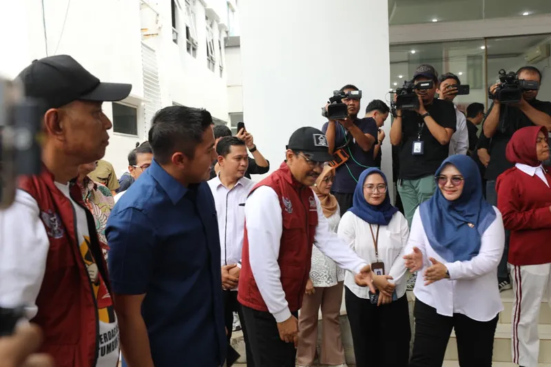 Menteri Sosial Saifullah Yusuf dan Sekertaris Kabinet Letkol Teddy Indra Wijaya