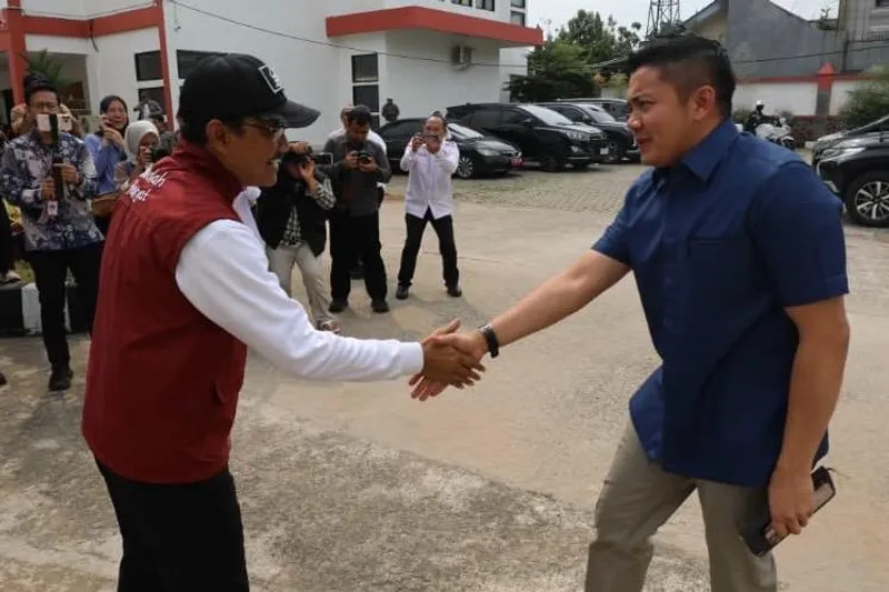 Menteri Sosial Saifullah Yusuf dan Sekertaris Kabinet Letkol Teddy Indra Wijaya
