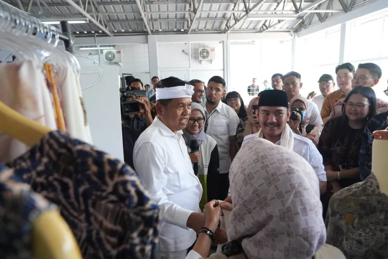 Dedi Mulyadi meresmikan fasilitas pengolahan limbah plastik di Hyundai Waste Recyling Center Bekasi