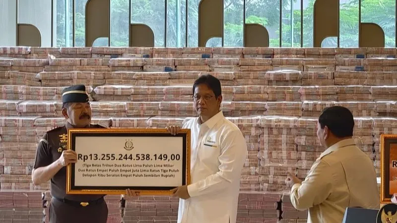 Jaksa Agung ST Burhanuddin (kiri) secara simbolis menyerahkan uang pengganti kerugian perekonomian 