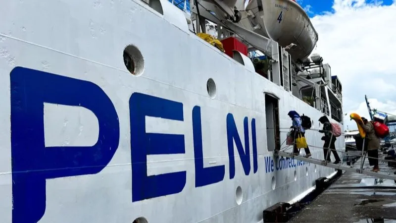 Sejumlah penumpang memasuki kapal Pelni di Pelabuhan Ambon menuju Banda Neira