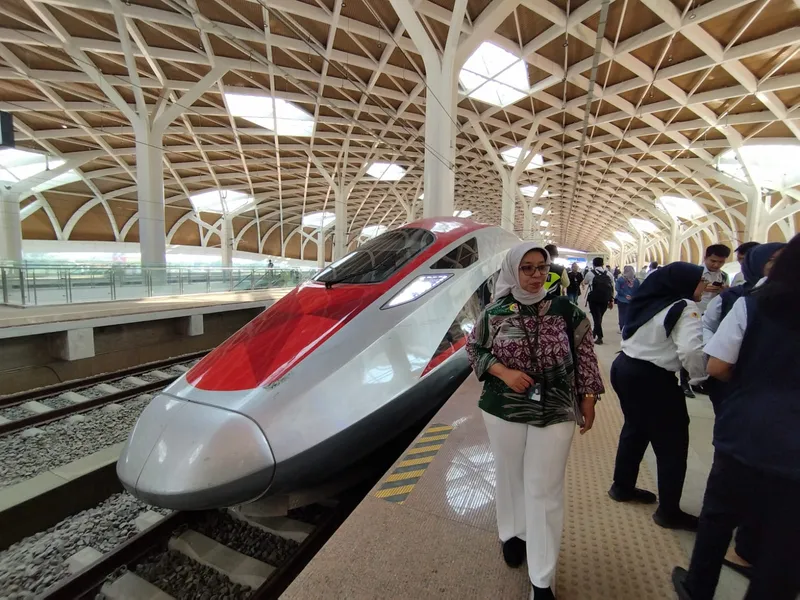 Penumpang Kereta Cepat Woosh saat peresmian KCIC