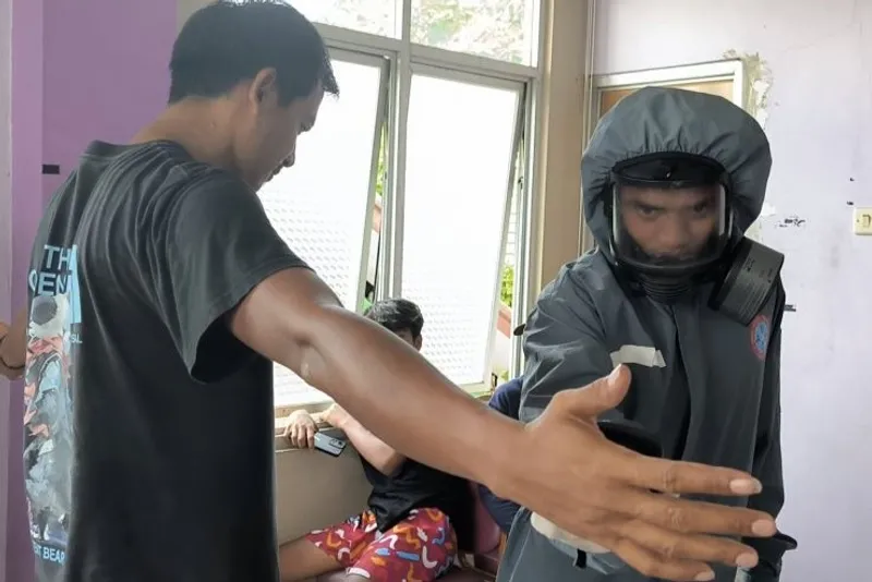 Personel KBRN Gegana Polri memeriksa paparan radiasi Cesium-137