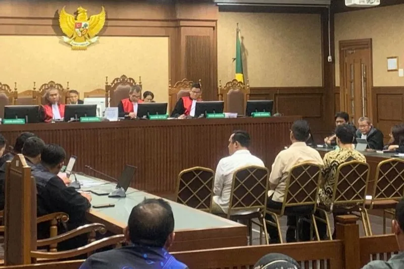 Tiga terdakwa perintangan penegakan hukum tiga perkara korupsi