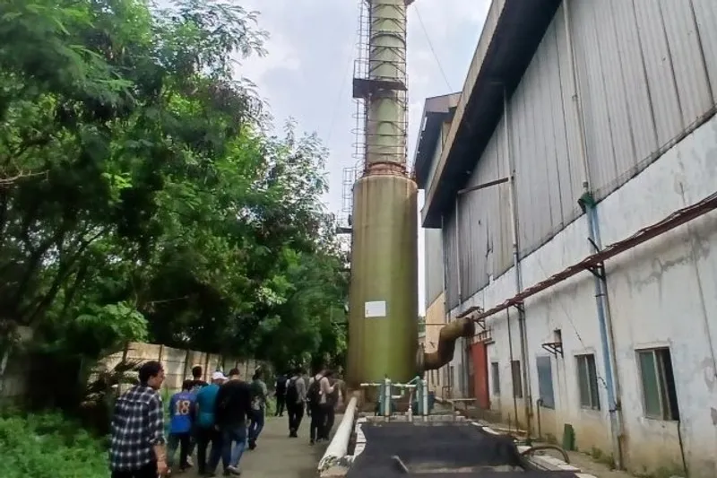 Sejumlah petugas saat mengecek kondisi cerobong dan fasilitas milik PT SLI 