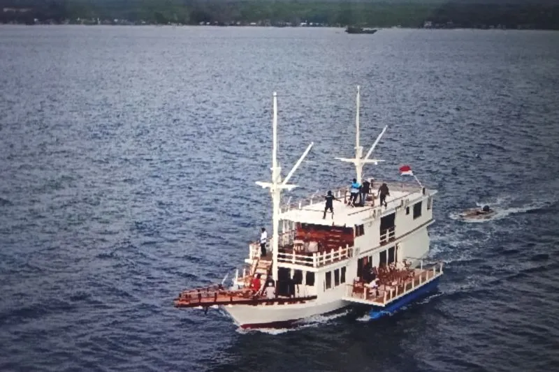 Suasana kegiatan uji coba perahu Pinisi menjelang pelaksanaan Festival Pinisi XV