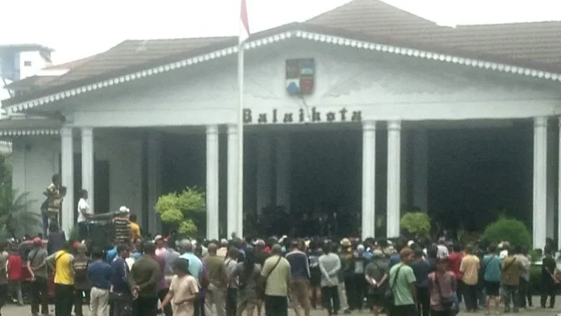 Sejumlah sopir angkot menggelar aksi di halaman Balai Kota Bogor