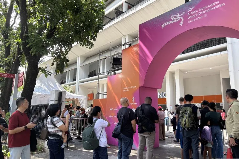 Suasana antrean penonton pada hari terakhir penyelenggaraan Kejuaraan Dunia Senam Artistik 2025 