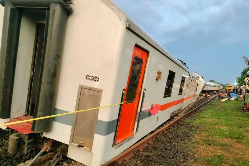 Kereta Api (KA) Purwojaya (KA 58F) relasi Gambir–Cilacap di emplasemen Stasiun Kedunggedeh 