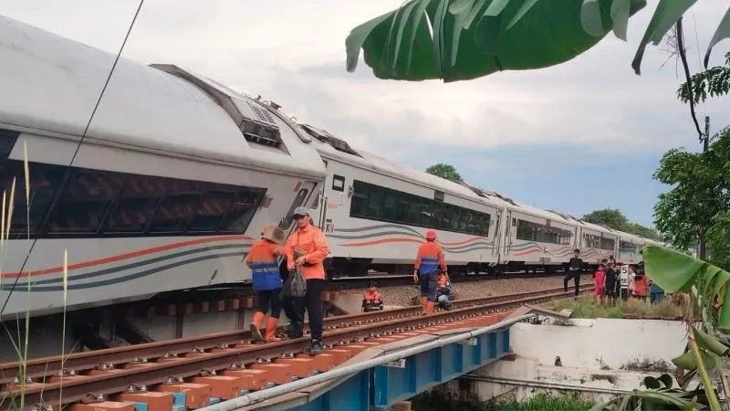 Kereta anjlok di Bekasi
