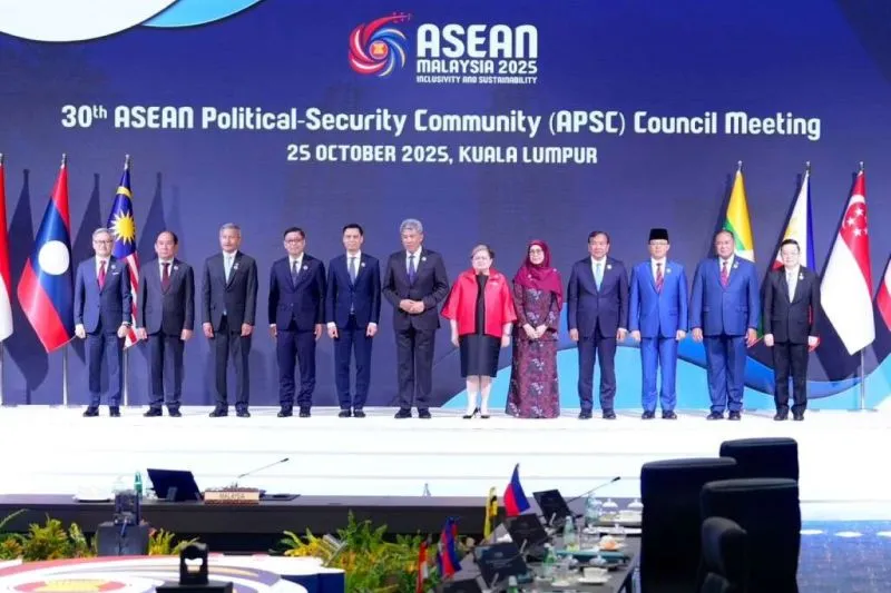 Para menteri luar negeri negara-negara ASEAN dalam Pertemuan ke-30 