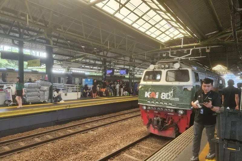 Kereta Api Jarak Jauh (KAJJ) di stasiun keberangkatan Daop 1 Jakarta