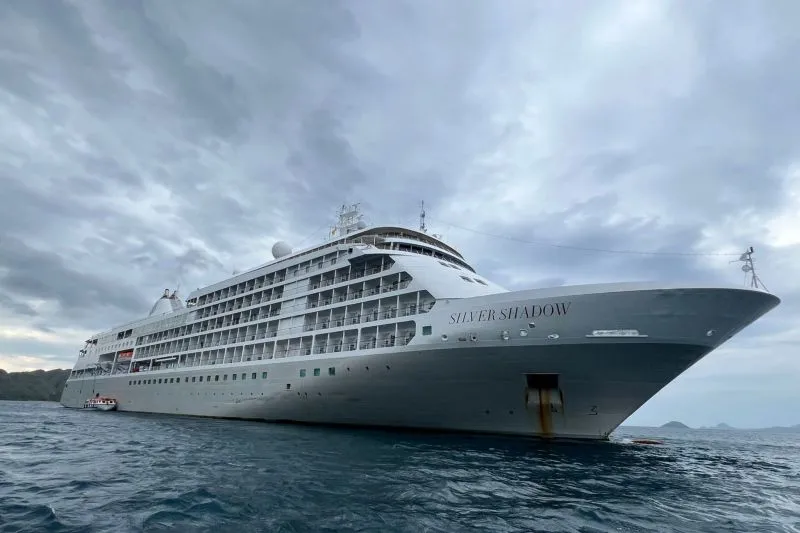 Satu kapal pesiar saat berlabuh di perairan Taman Nasional Komodo (TNK)