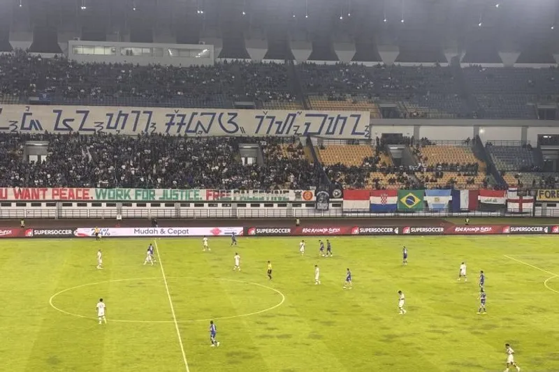 Situasi pertandingan antara Persib Bandung saat menjamu Persis Solo