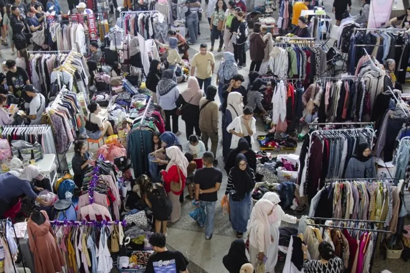 Pengunjung mengamati barang-barang bekas impor yang dijual saat acara Batam