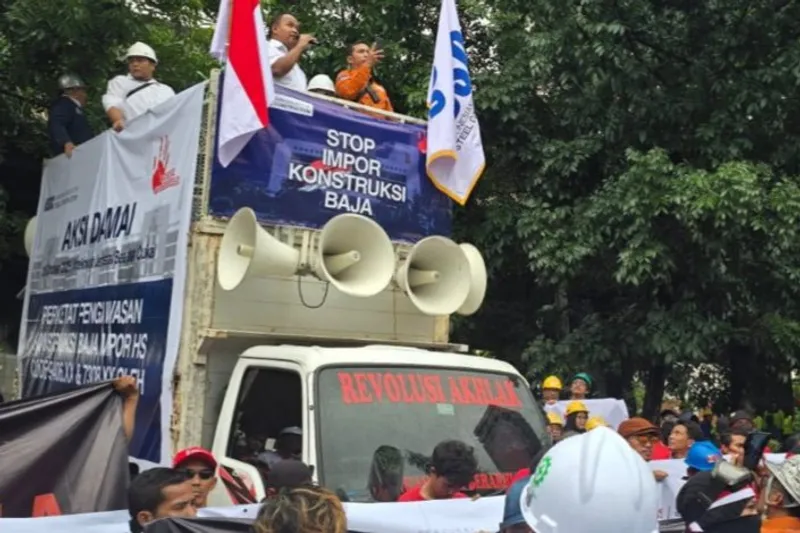 Ratusan pekerja konstruksi baja menggelar unjuk rasa di depan gedung Bea Cukai
