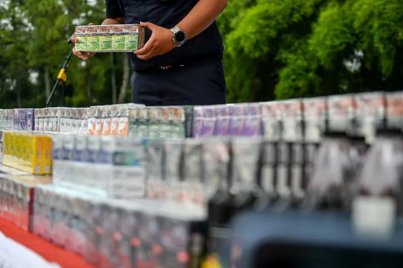 antarafoto-pemusnahan-rokok-dan-minuman-ilegal-1761726117-1