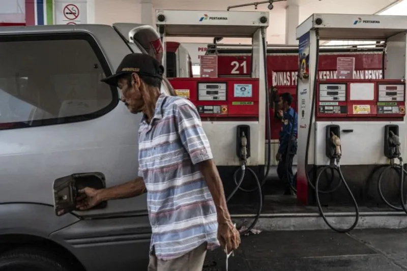 Warga bersiap mengisi bahan bakar minyak (BBM) jenis Biosolar