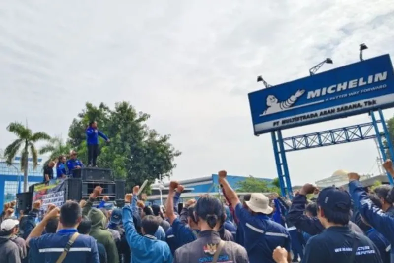 Karyawan PT. Multistrada Arah Sarana Tbk melakukan aksi