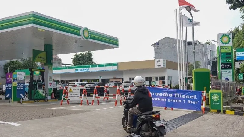 Pengendara sepeda motor melintas di SPBU BP Minangkabau