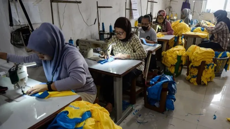 Pekerja menyelesaikan pembuatan busana di Anuhi Kahti Konveksi