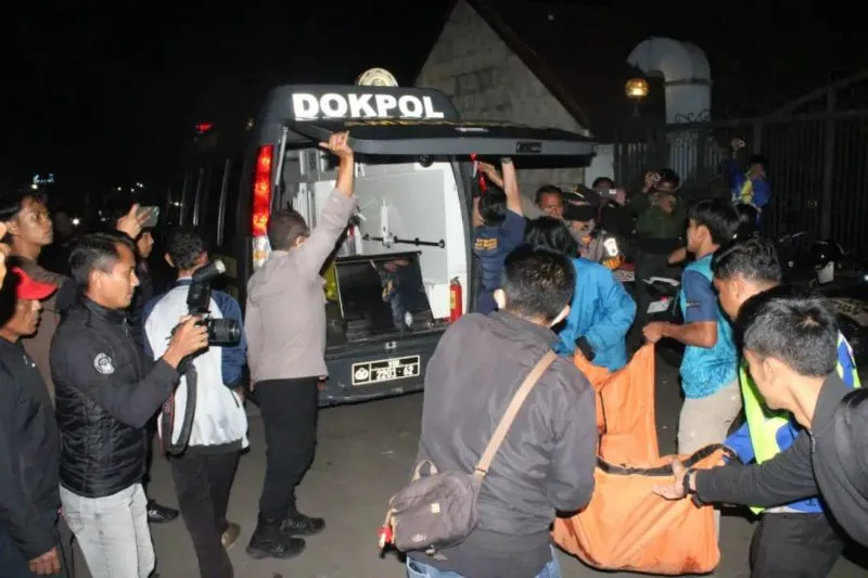 Polres Kuningan saat melakukan proses identifikasi jasad pendaki pria tewas di Gunung Ciremai