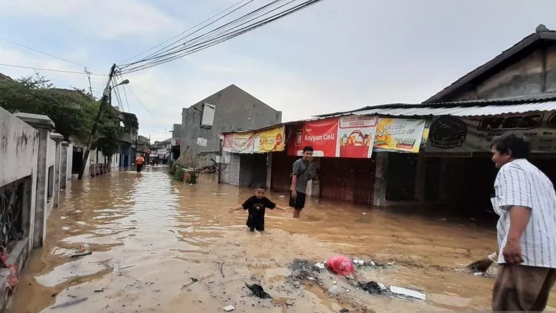 Banjir setinggi lutut pria dewasa menggenangi permukiman warga di Kampung Keramat Kabupaten Bekasi