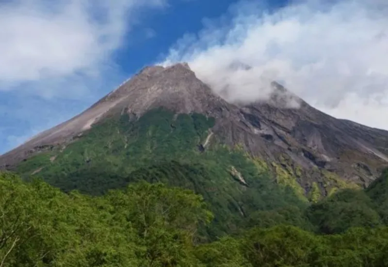 Asap solfatara keluar dari kubah lava Gunung Merapi
