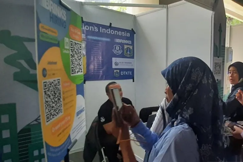 Pencari kerja melakukan pindai kode lamaran kerja pada kegiatan Job Fair Penyandang Disabilitas 2025