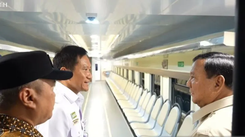 Presiden RI Prabowo Subianto (kanan) melihat gerbong kereta petani-pedagang