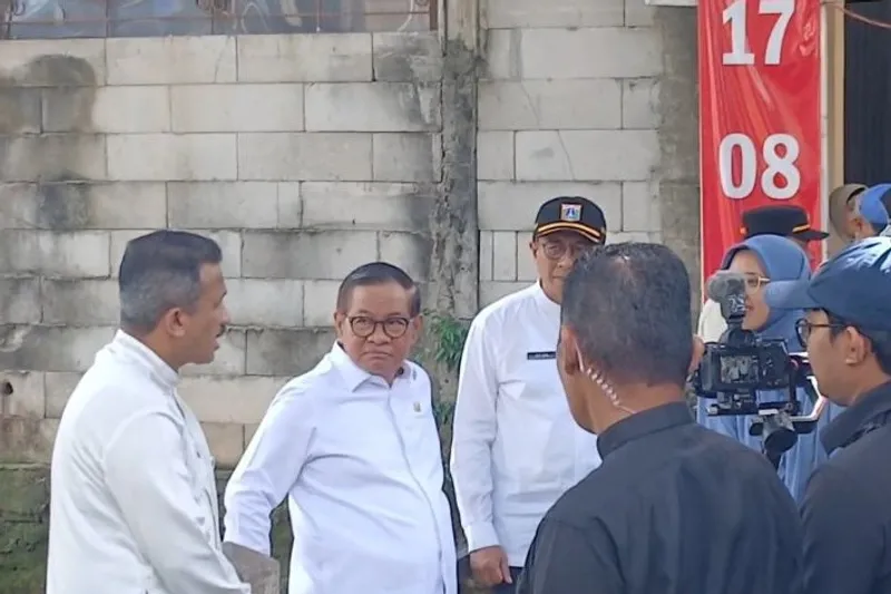 Gubernur Jakarta Pramono Anung saat meninjau Kali Krukut