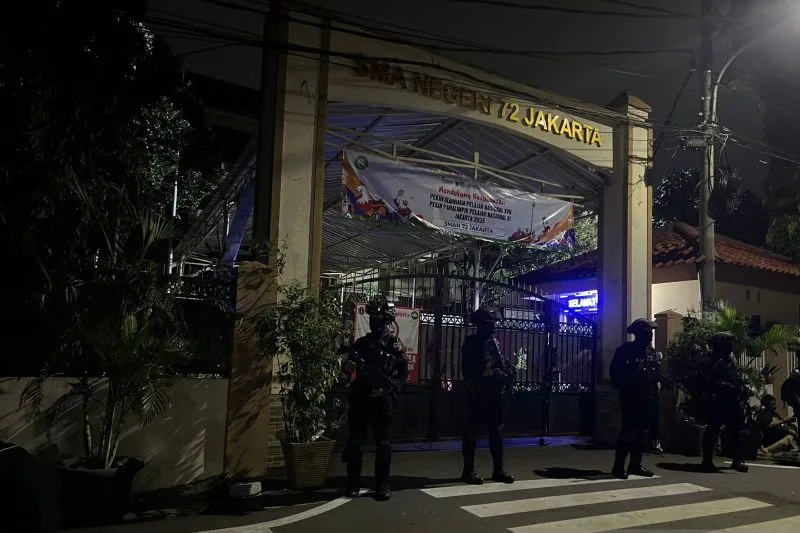 Petugas masih berjaga di depan gerbang SMAN 72 Jakarta