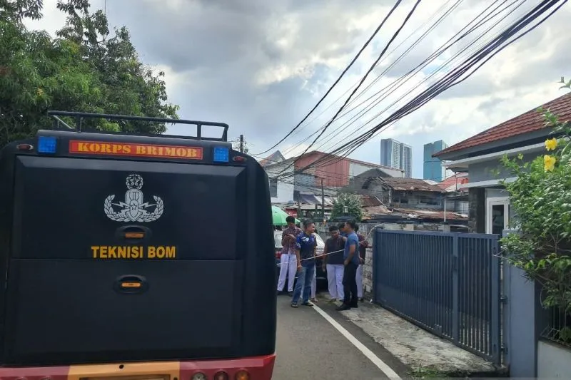 Mobil Penjinak Bom berdiri di depan SMAN 72 Jakarta 