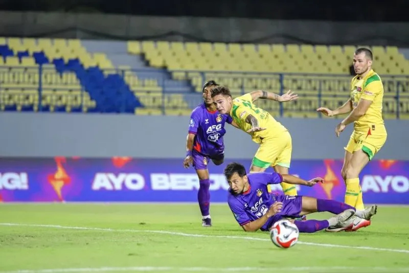 Pemain Persik Khurshidbek Mukhtorov (kedua kanan) menghalau gelandang Persebaya 